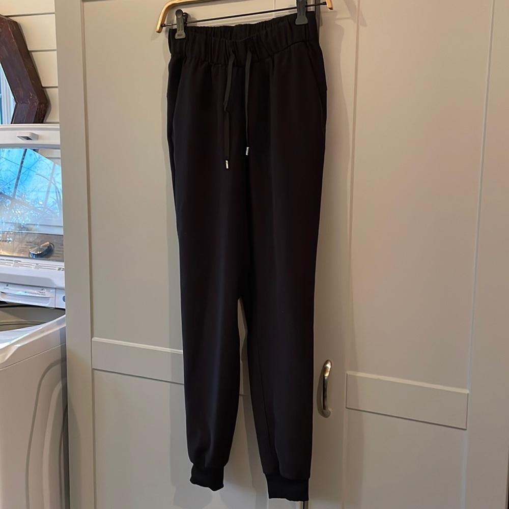 Lululemon black lined jogger with pockets